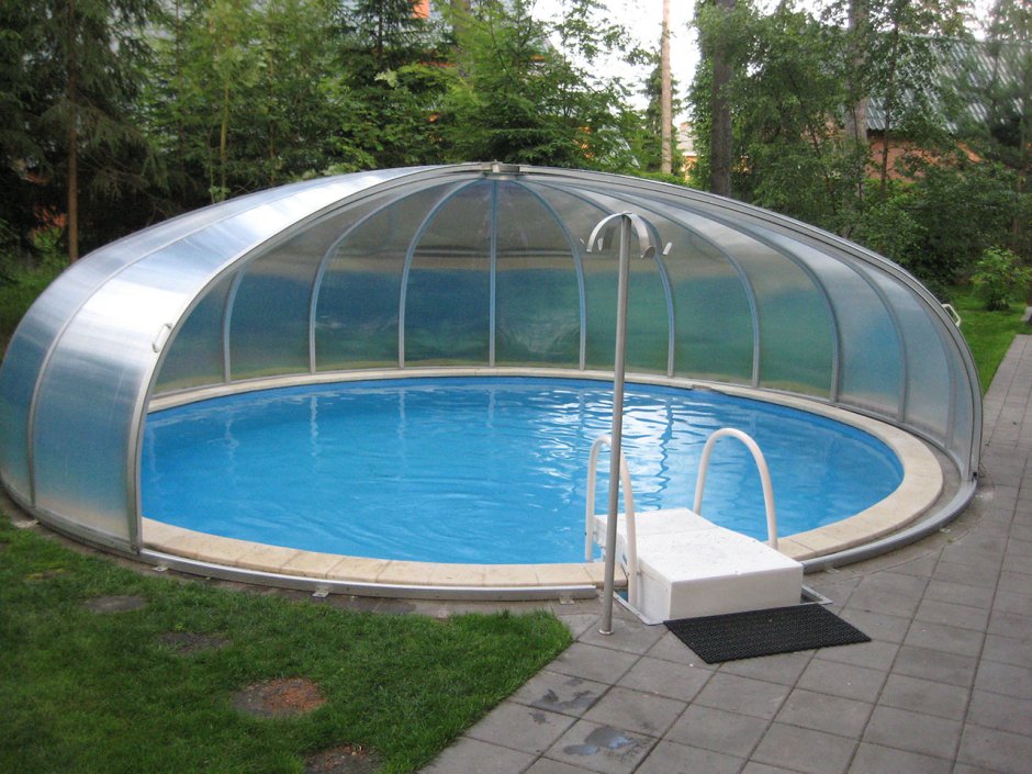 Крытый пластиковый бассейн