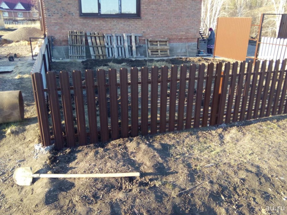 Ограждение огорода штакетником металлическим