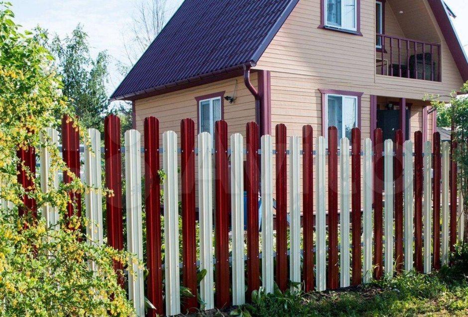 Палисад из железного штакетника