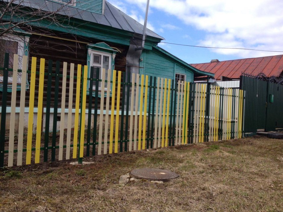 Забор из евроштакетника разноцветный