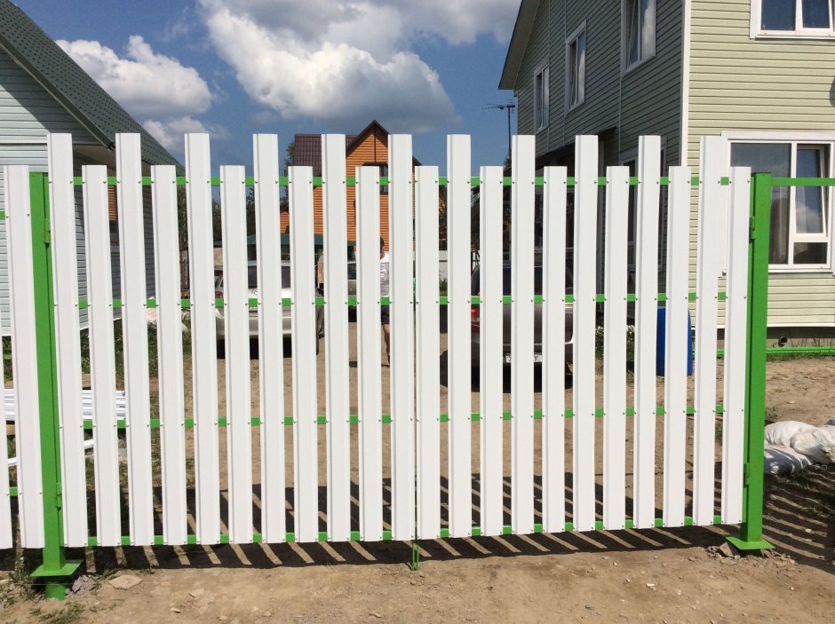 Забор из штакетника