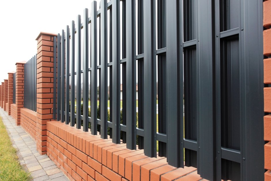 Забор из евроштакетника шахматка