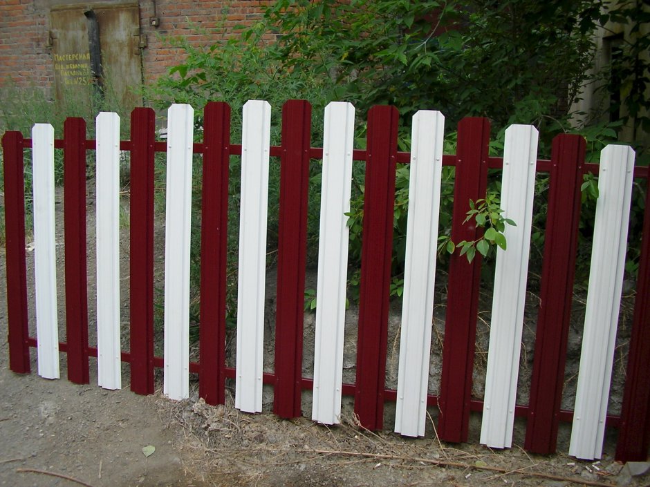 Палисадник из металлического штакетника