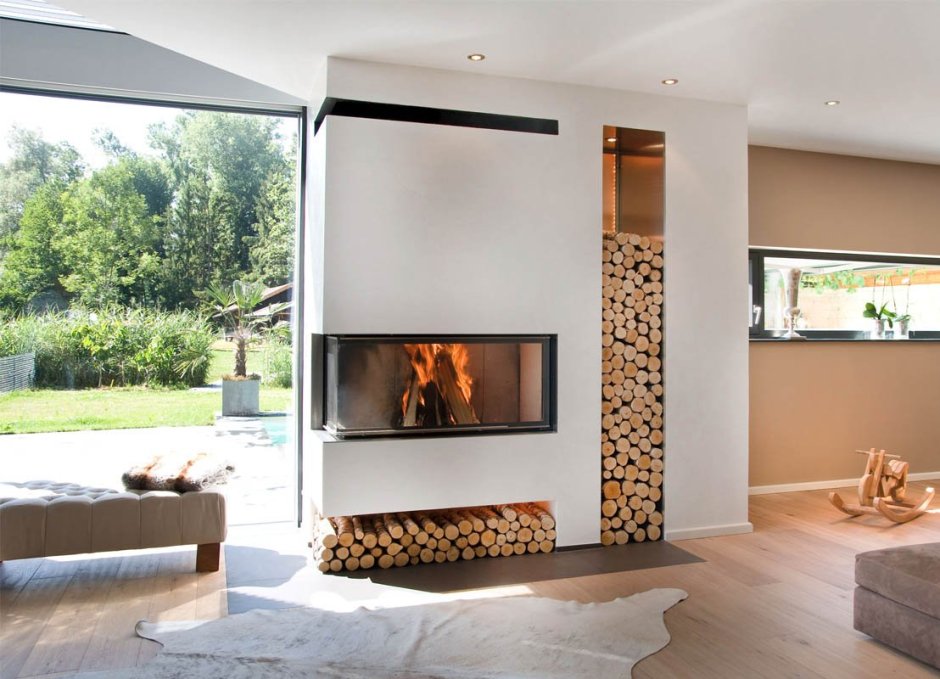 Камин с дровницей сбоку