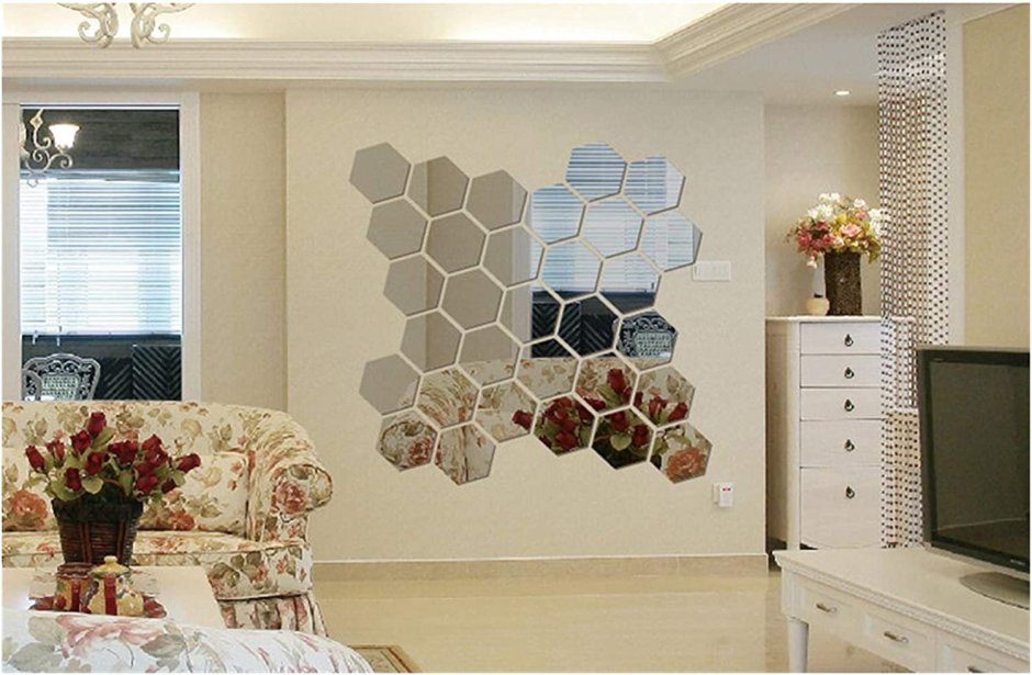 Зеркальная мозаика на стене в гостиной