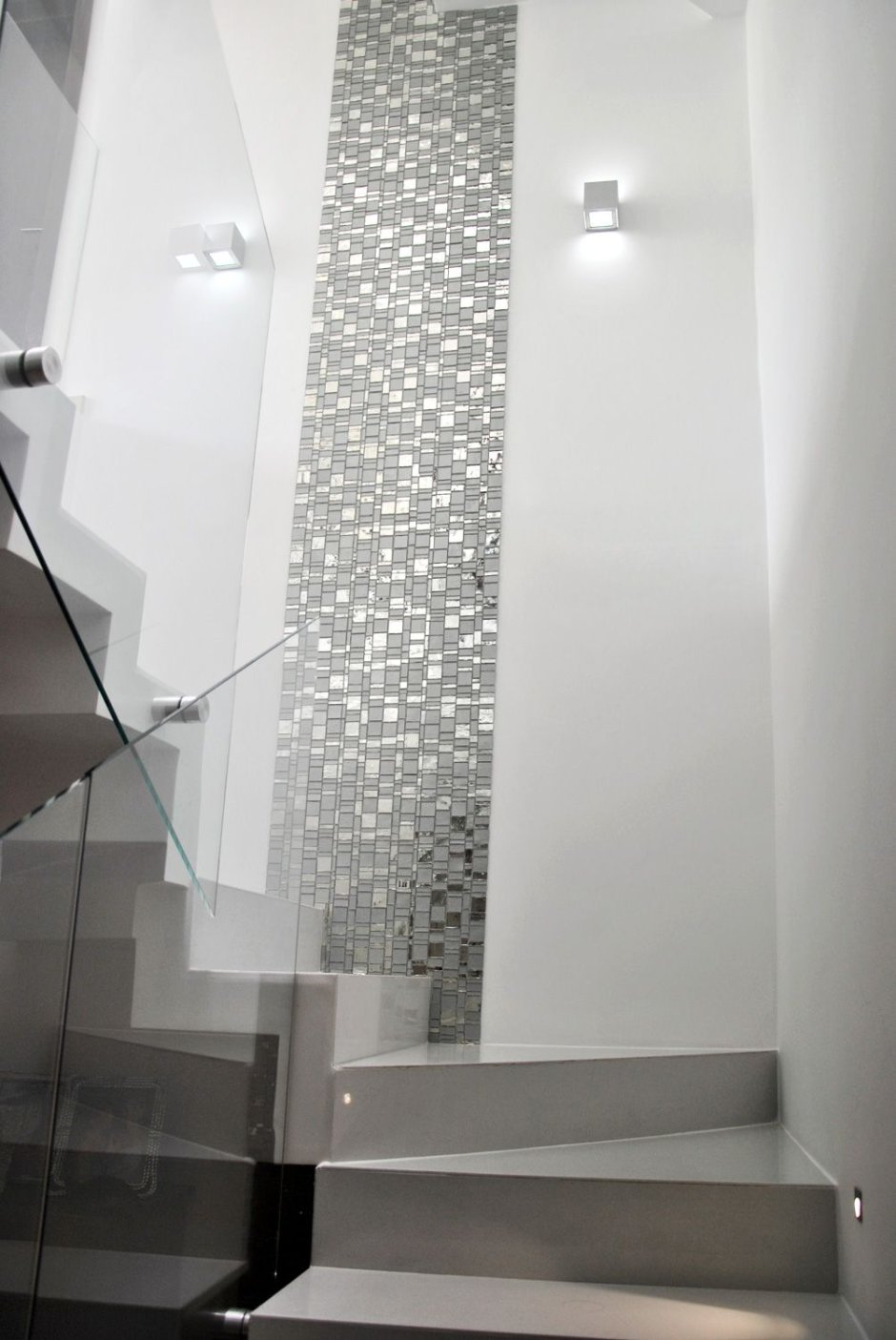 Туалетная комната с зеркальной мозаикой