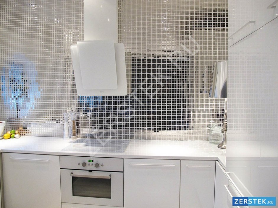 Зеркальная мозаика на кухне