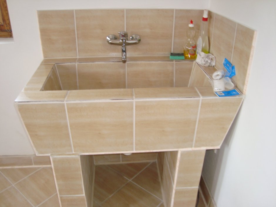Раковина из плитки в ванной