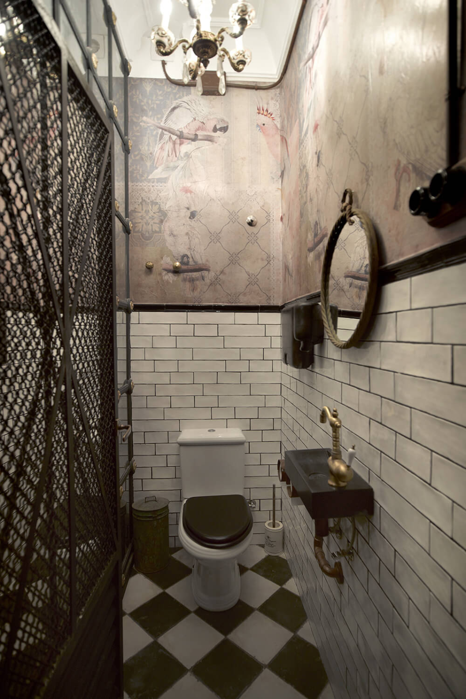 Интерьер туалета в кафе маленький