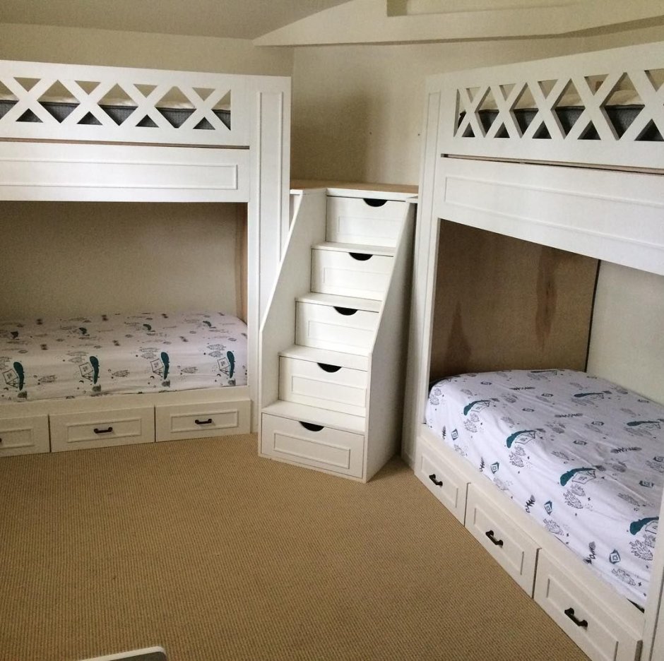 Угловая кровать для четверых детей