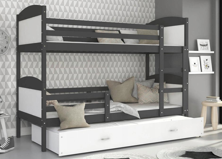 Трехместная кровать