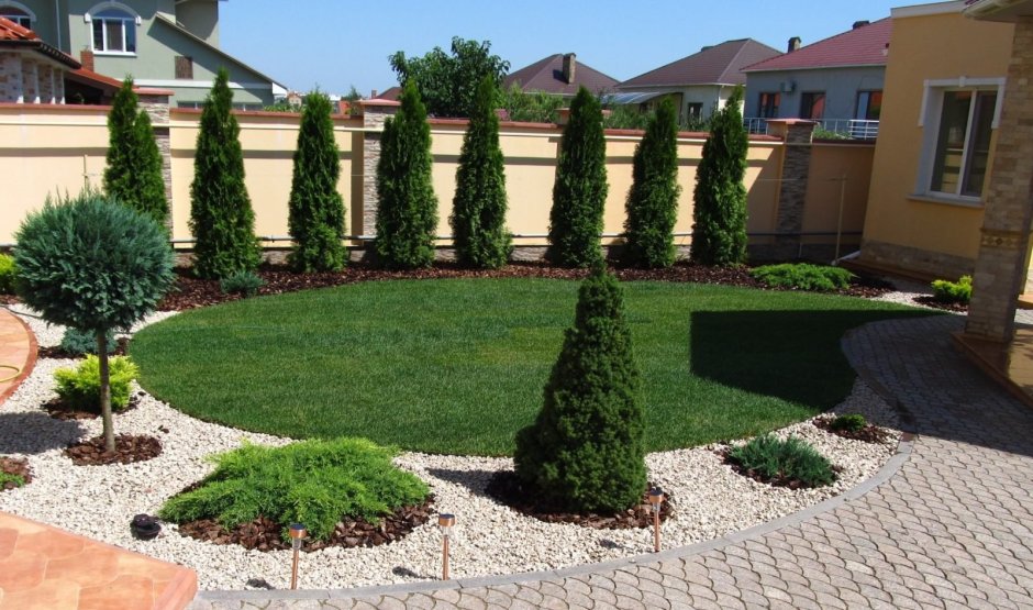 Туя Смарагд в ландшафтном