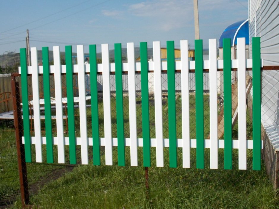 Разноцветный забор из штакетника