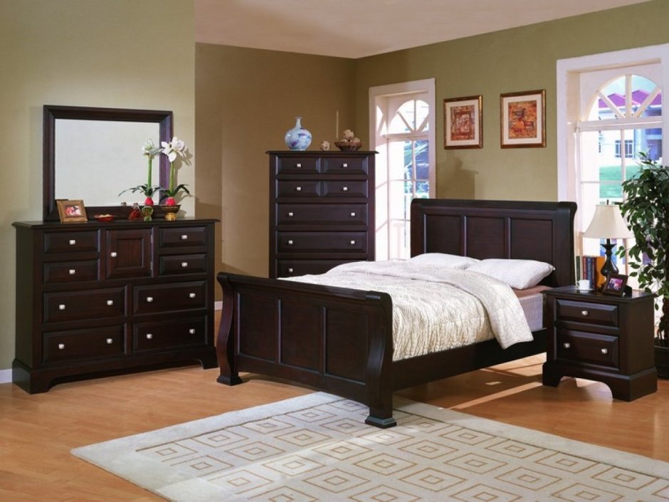 Спальня с темно коричневой мебелью