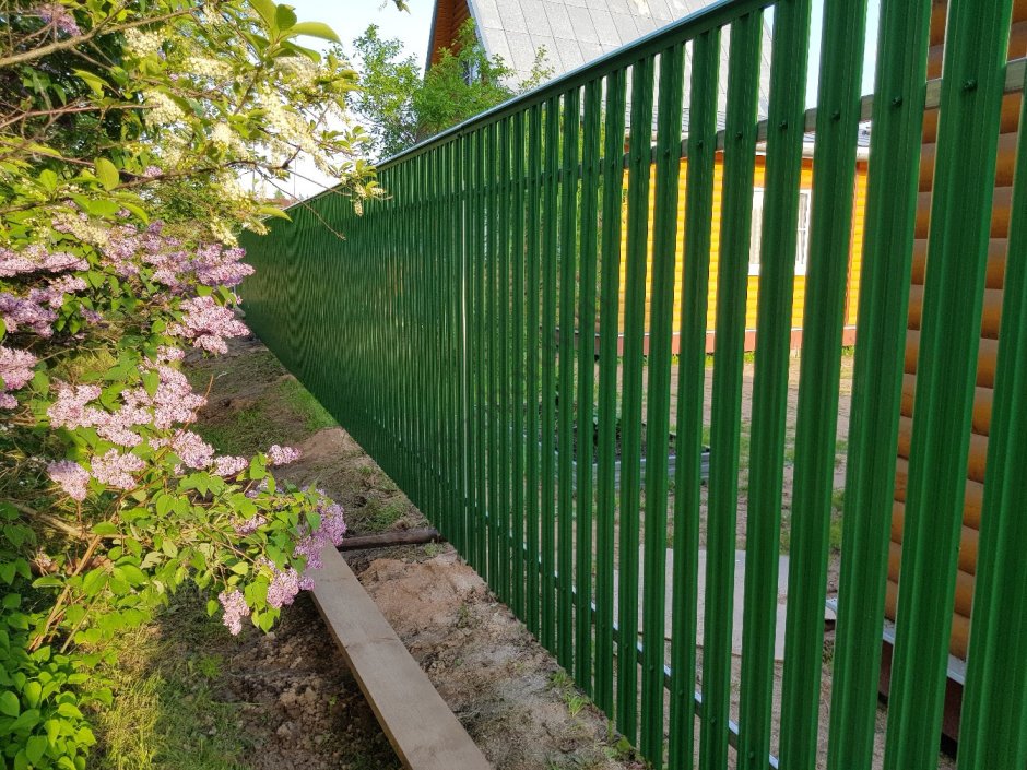 Штакетник забор вдоль