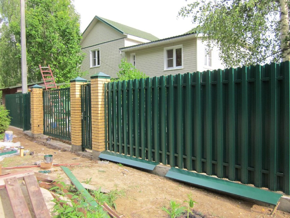 Забор из евроштакетника шахматка