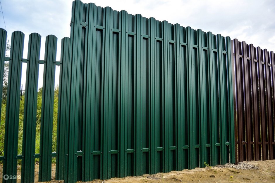 Забор железный зеленый