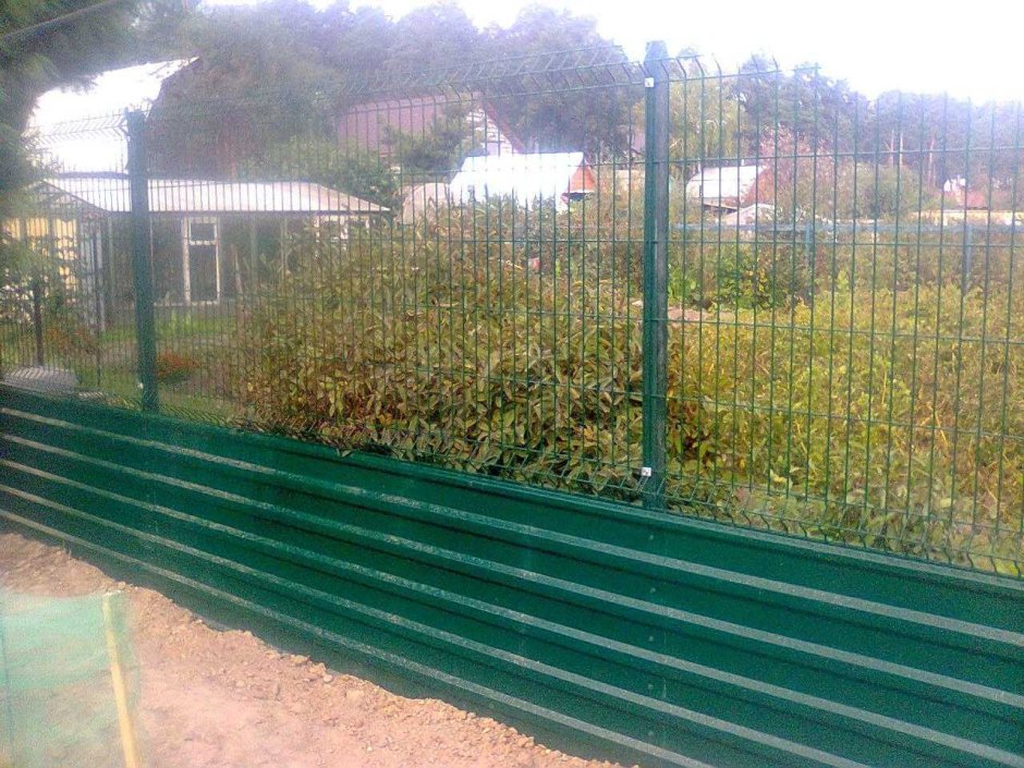 Забор снизу рабица сверху метал