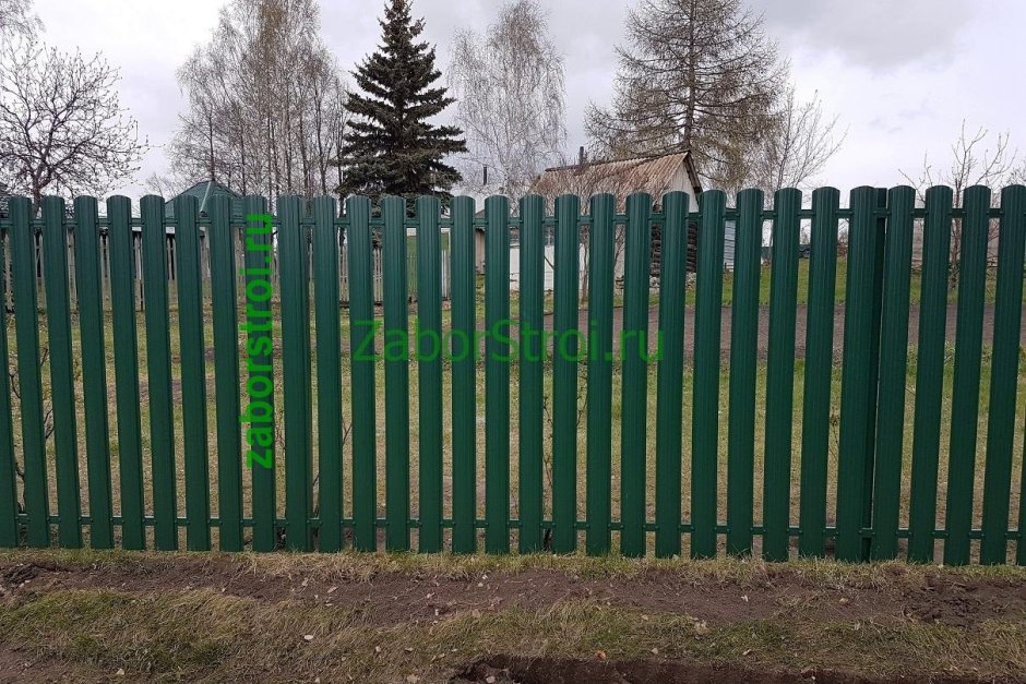 Забор из зеленого штакетника