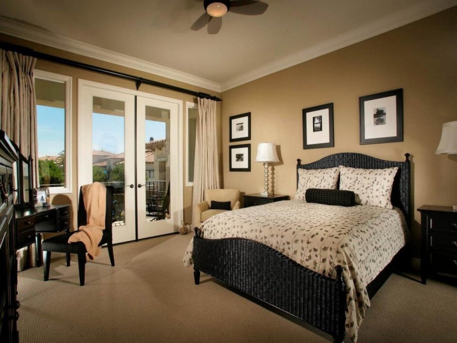 Комната с темной мебелью