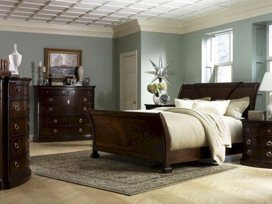 Спальня в классическом стиле с темной мебелью