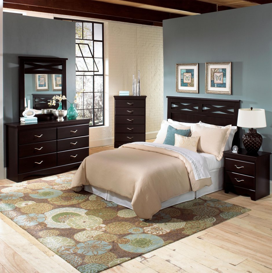 Интерьер спальни с коричневой мебелью