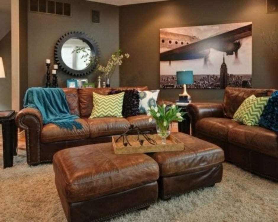 Гостиная с коричневым диваном