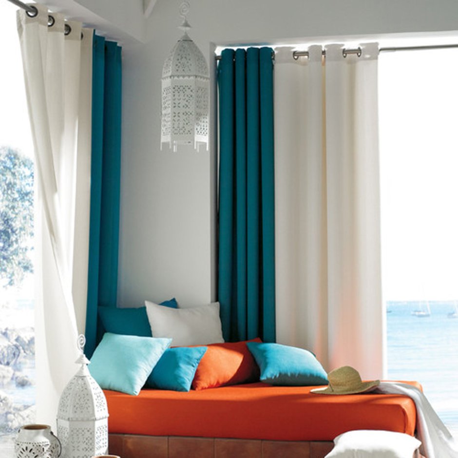 Яркие шторы в интерьере