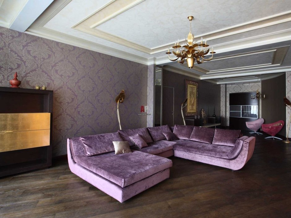 Фиолетовый диван в интерьере