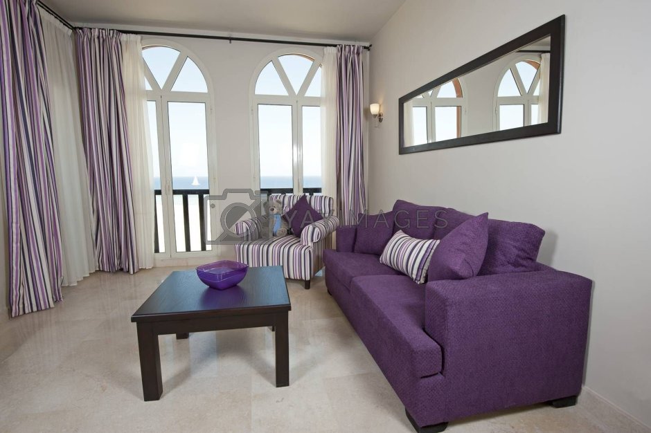 Фиолетовый диван в интерьере