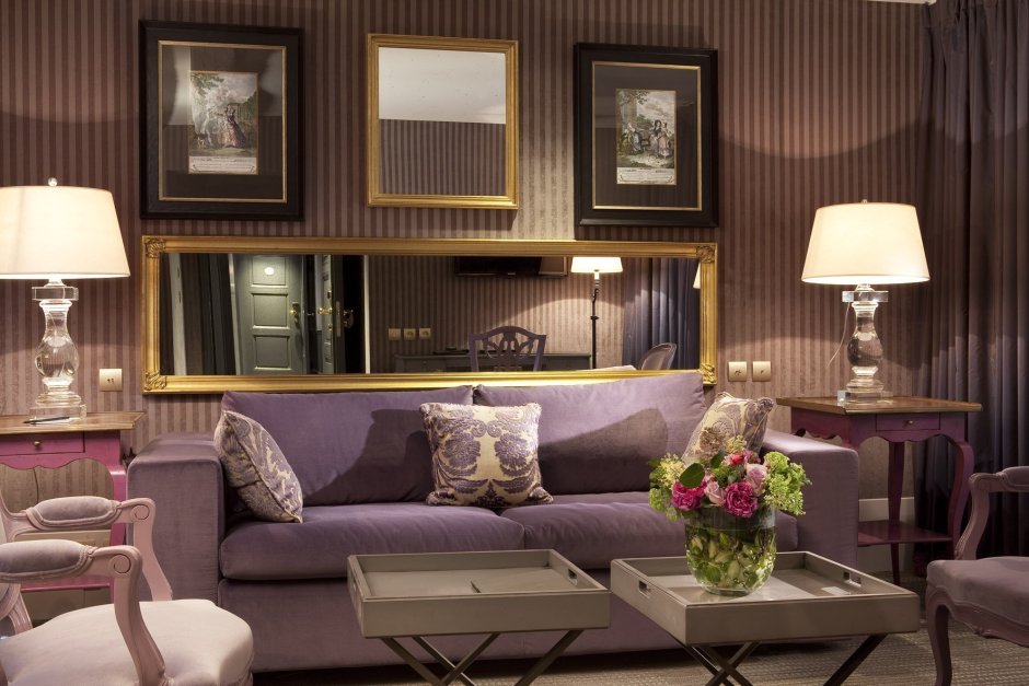 Лиловый диван в интерьере