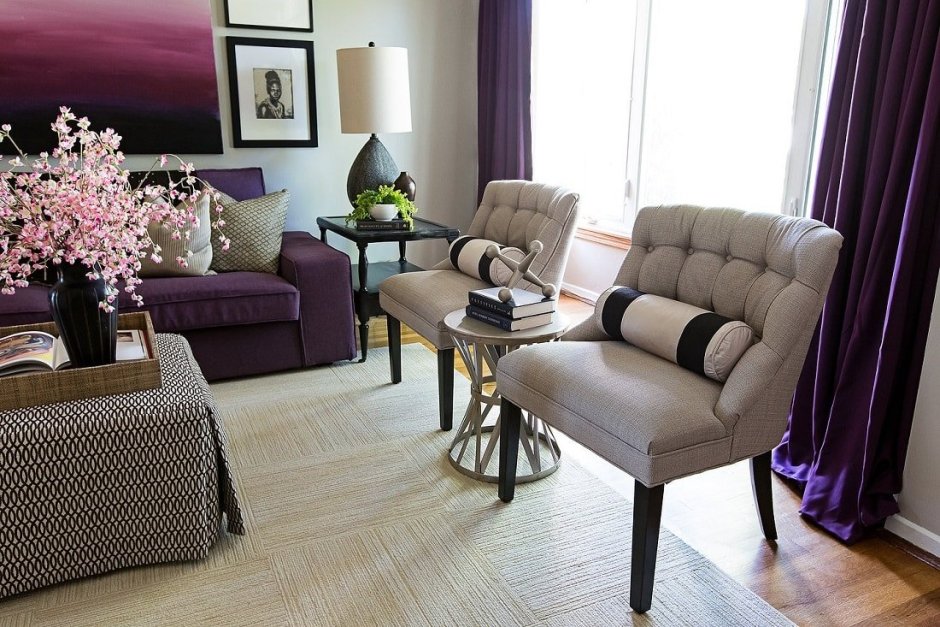 Фиолетовый диван в интерьере