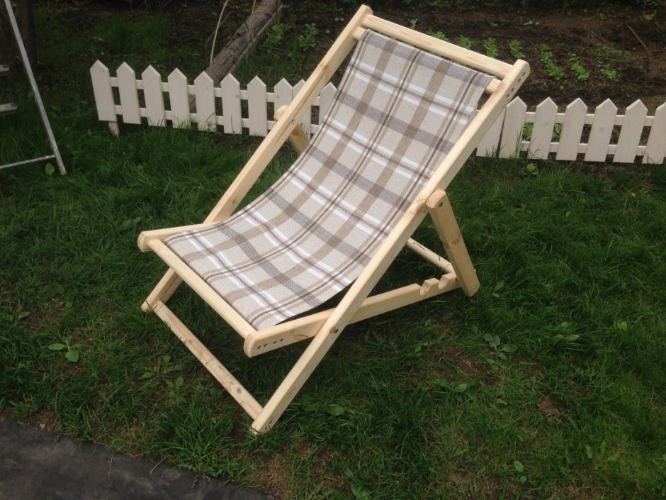 Деревянный шезлонг тканевый