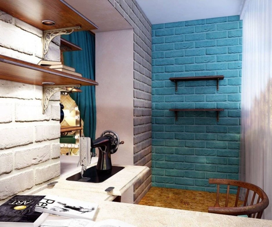 Балкон с кирпичной стеной