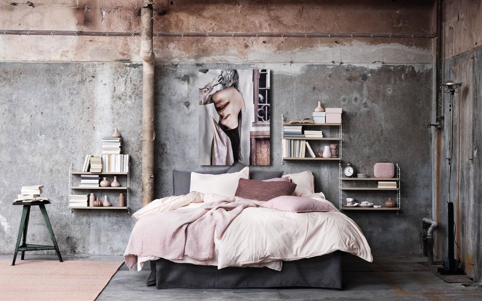 Комната с бетонными стенами