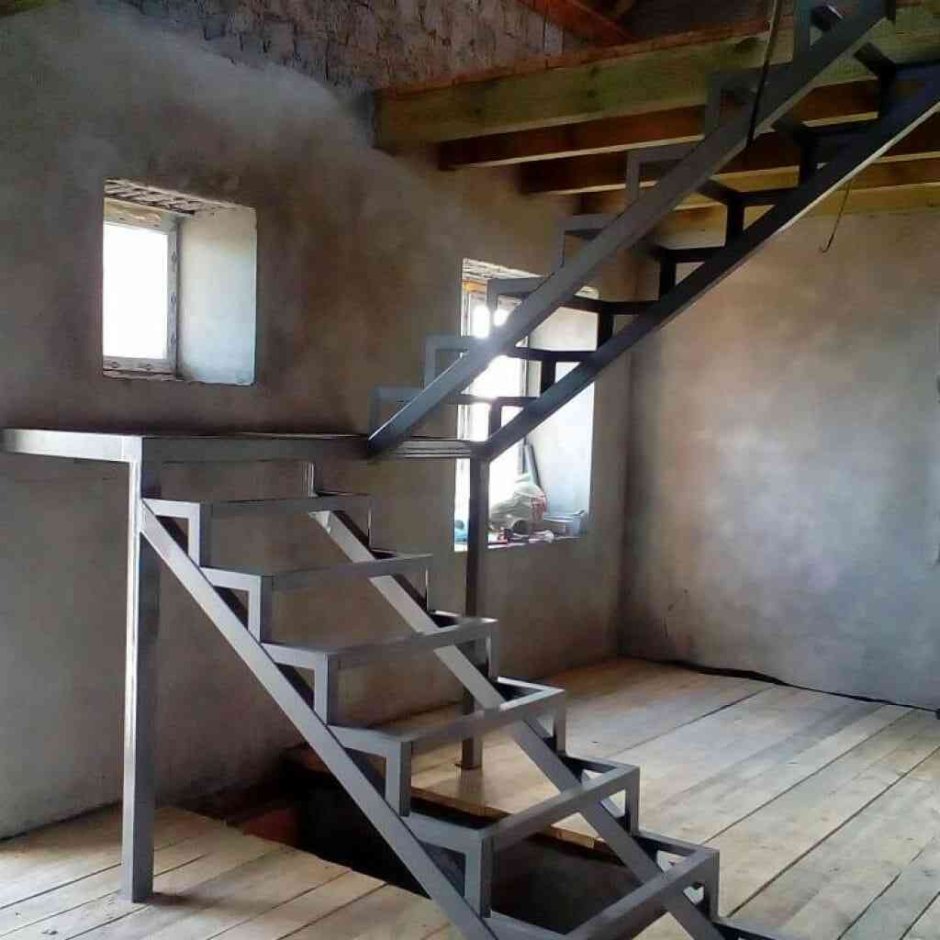 Лестница с площадкой металлическая на второй этаж