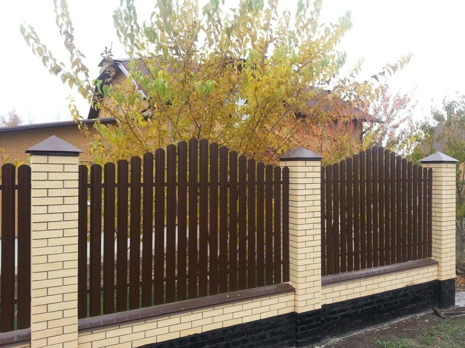 Забор штакетник с кирпичными столбами