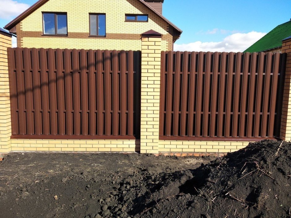 Забор из металлоштакетника 7024 с кирпичными столбами