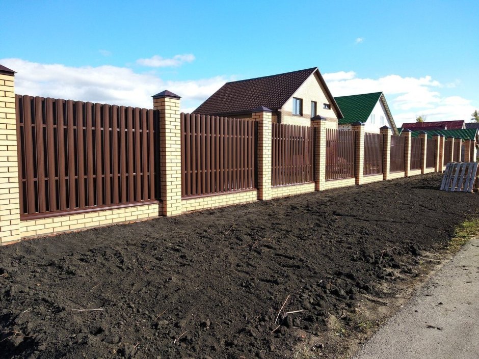 Евроштакетник кирпичные столбы RAL 8017