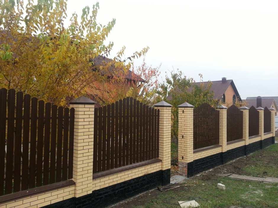 Забор из штакетника с кирпичными столбами