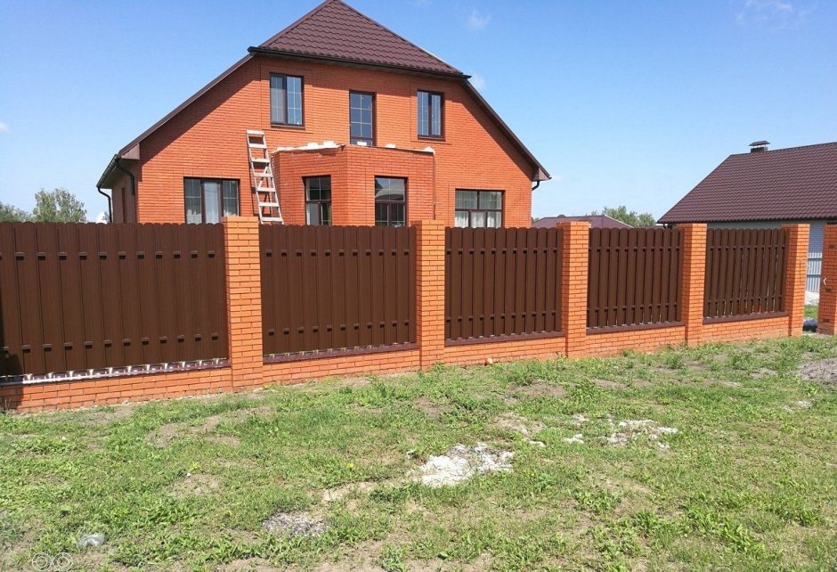 Забор из красного кирпича