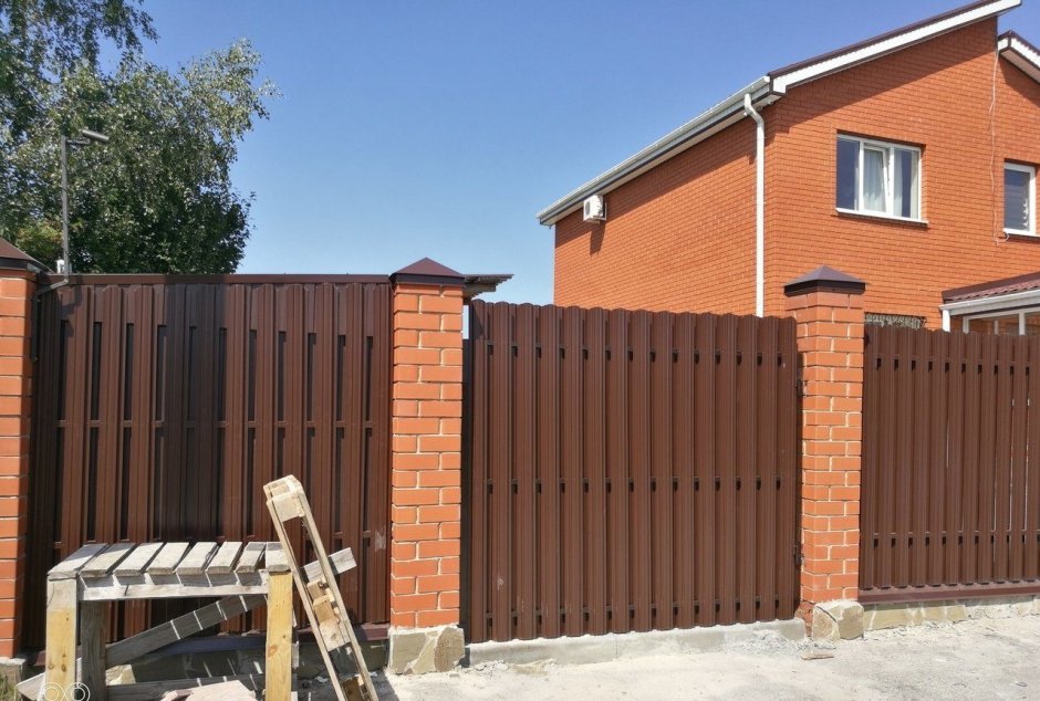Забор кирпичные столбы и евроштакетник
