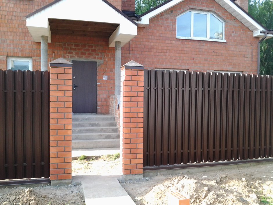 Забор с евроштакетника с кирпичными столбами