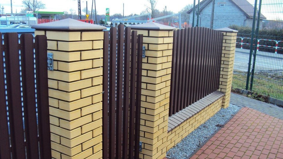 Забор из евроштакетника с воротами и калиткой с кирпичными столбами