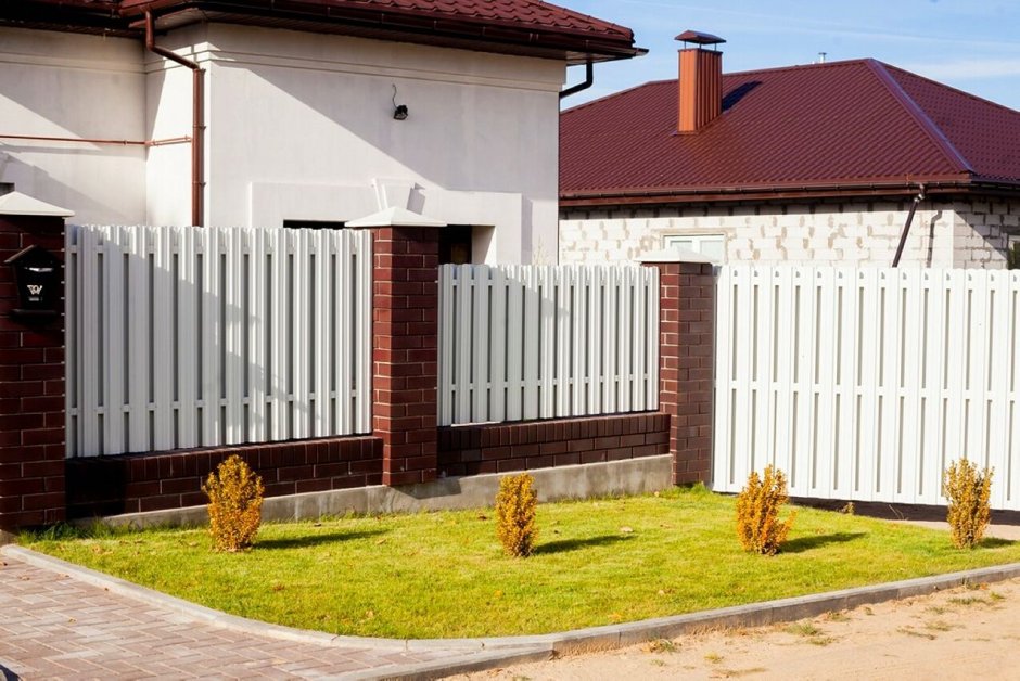 Забор из штакетника рал 1014