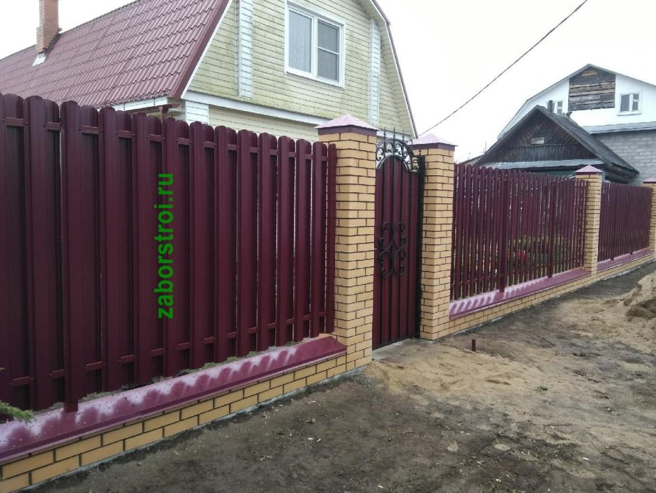 Забор с евроштакетника с кирпичными столбами
