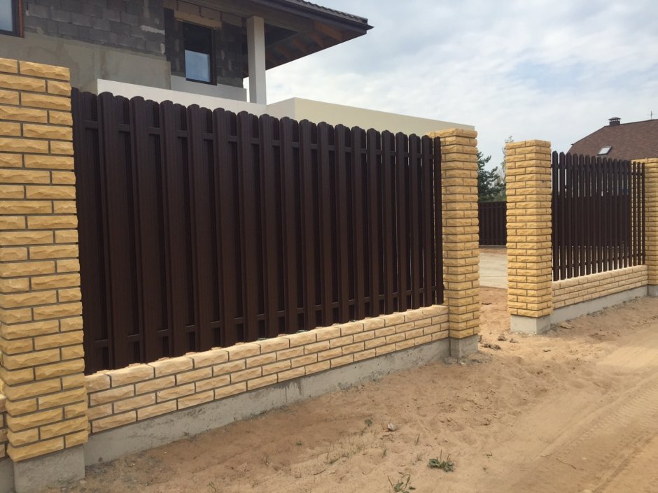 Забор из кирпича и штакетника
