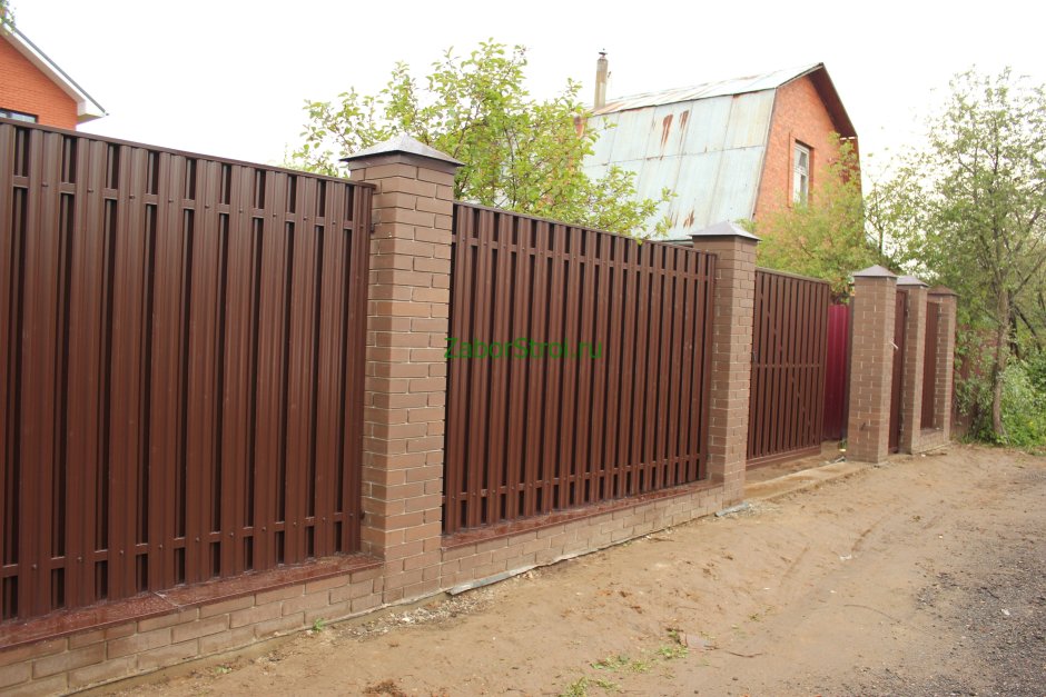 Евроштакетник 7024 столбы из кирпича