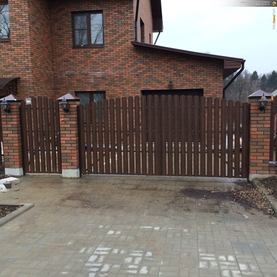 Ворота с кирпичными столбами с металлоштакетника