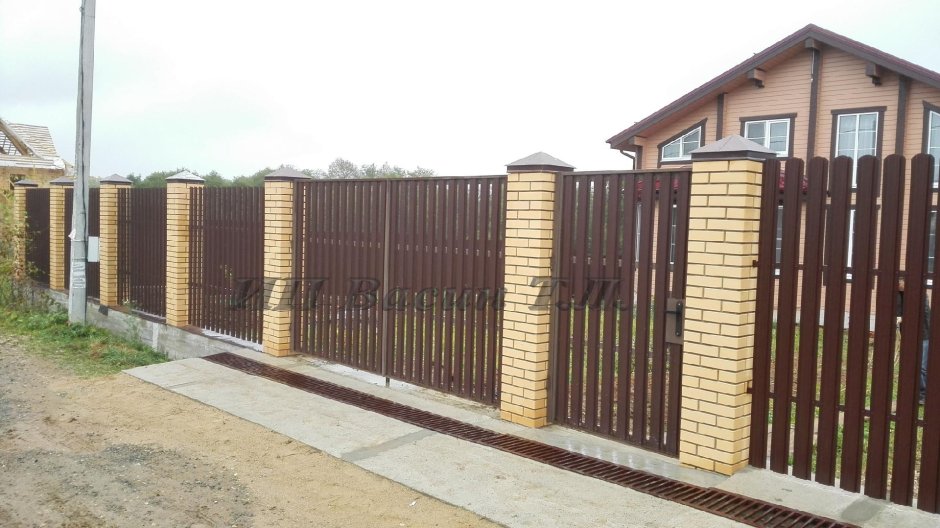 Евроштакетник с кирпичными столбами